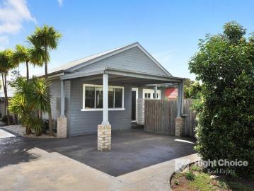 Charming 2 Bedroom Home with Private Courtyard & Parking