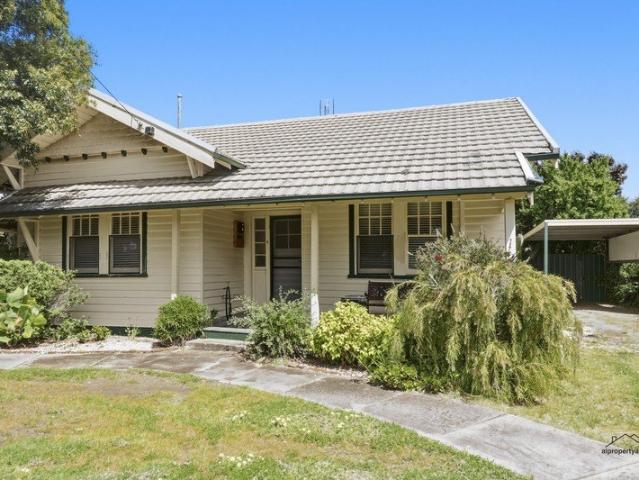 Charming 2 bedroom home with spacious backyard