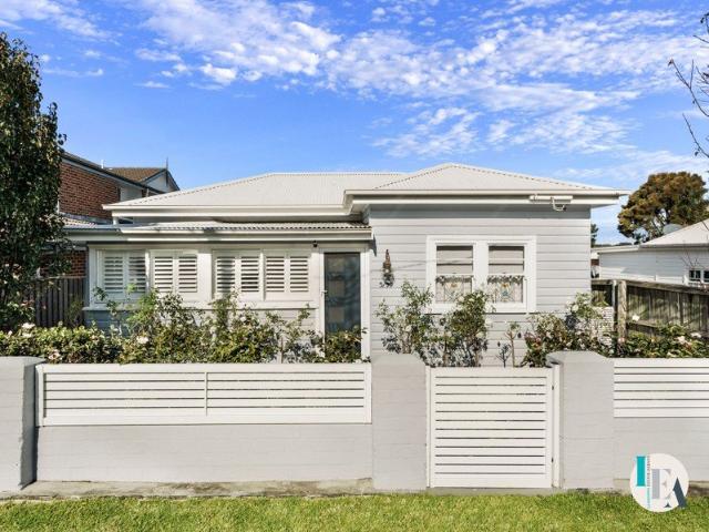 Charming 2 Bedroom Home in the Heart of Shellharbour Village