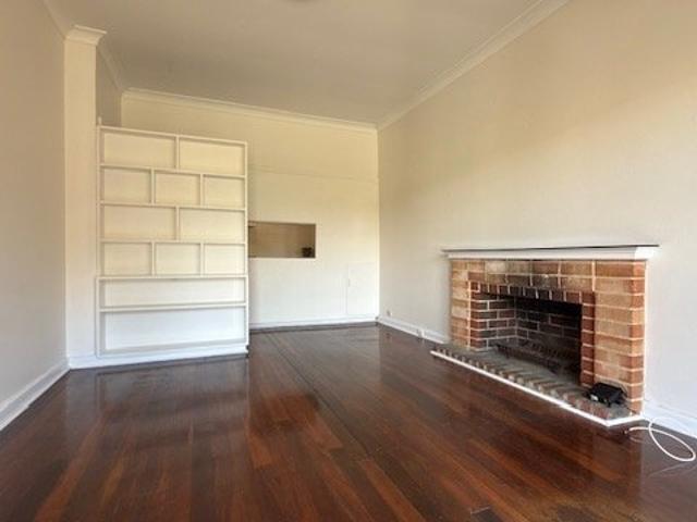 Charming 2 Bedroom Home in a Quiet Crawley Complex