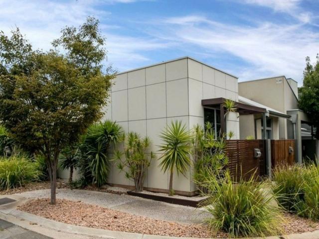 Charming 2 Bedroom Home in Prime Mawson Lakes Location!
