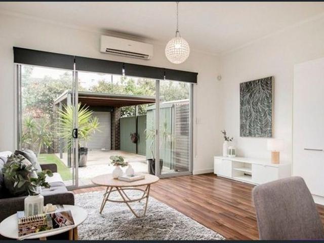 Charming 2 Bedroom Home in Prime Mawson Lakes Location!