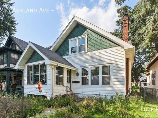 Move In Special! * Charming 2 Bedroom in Desirable St. Paul Neighborhood Available Now!