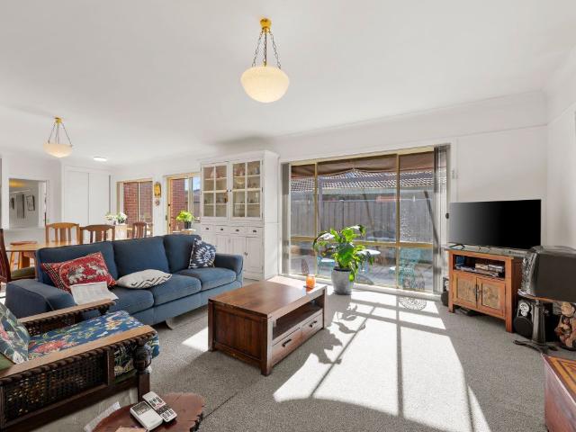 Charming 2 bedroom open plan home in great location