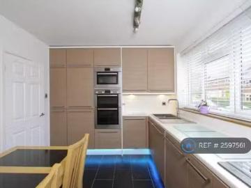 For Rent! 2 bedroom maisonette for rent in Offas Way, Wheatham.