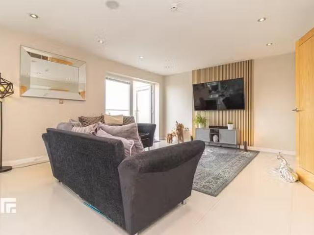 Charming 2 bedroom penthouse for rent in Bordeaux House, Centu.