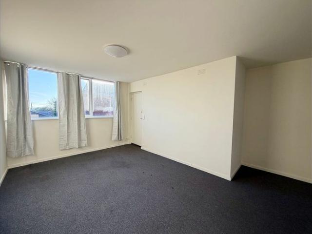 Charming 2 Bedroom Rental House in Sought After Dandenong Area!
