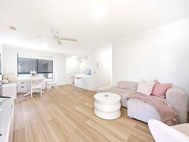 Charming 2 Bedroom River View Apartment with Pool