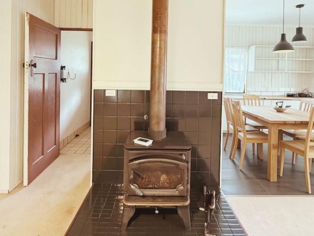 Charming 2 Bedroom Weatherboard Cottage in the Heart of Holbrook