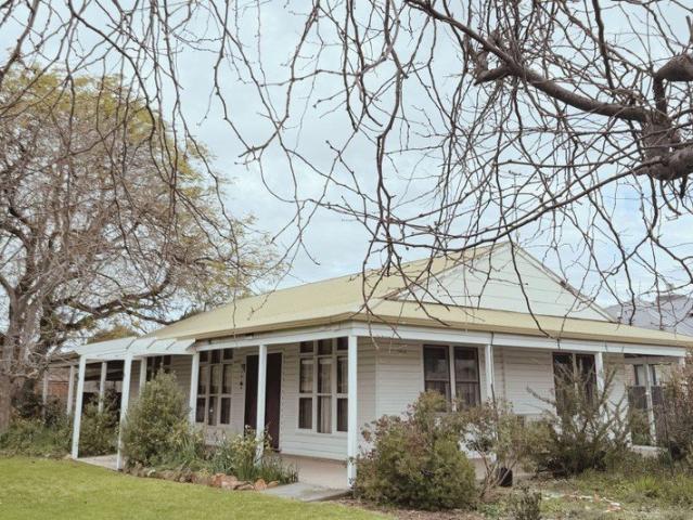 Charming 2 Bedroom Weatherboard Cottage in the Heart of Holbrook