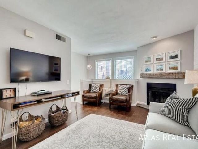 Charming 2 Bedroom Townhome in Mayfair Neighborhood