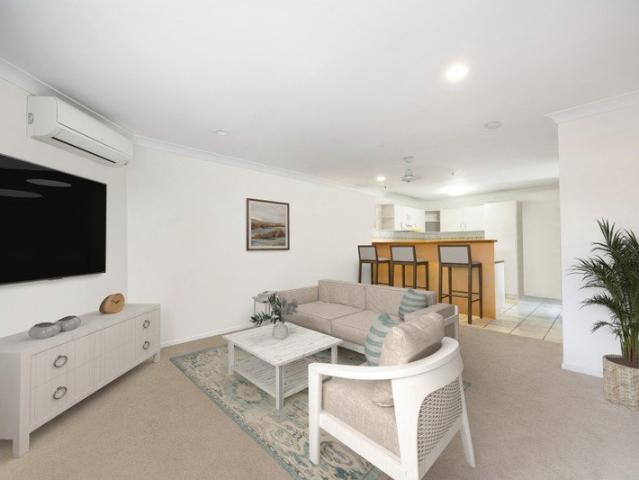 CHARMING 2 BEDROOM TOWNHOUSE IN PRIME LOCATION W LOW BODY CORP