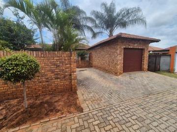 charming 2 bedroom townhouse in secu.
