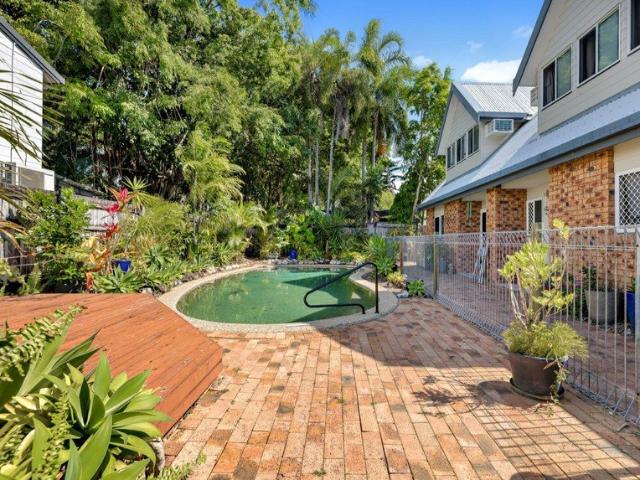 Charming 2 Bedroom Townhouse Walking Distance to the Beach