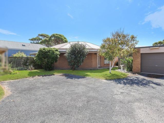 Low Maintenance Port Fairy Townhouse with Cathedral Ceilings & Private Courtyard