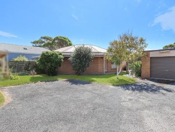 Low Maintenance Port Fairy Townhouse with Cathedral Ceilings & Private Courtyard