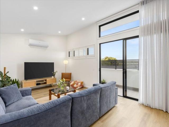 Charming 2 Bedroom Townhouse with Upstairs Kitchen & Living Area