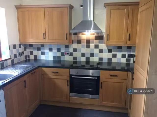 Just in! 2 bedroom terraced house for rent in Bellsfield, Long.