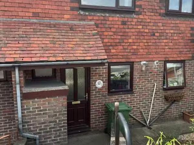 Deal! 2 bedroom terraced house for rent in Steyne Road, Seafor.