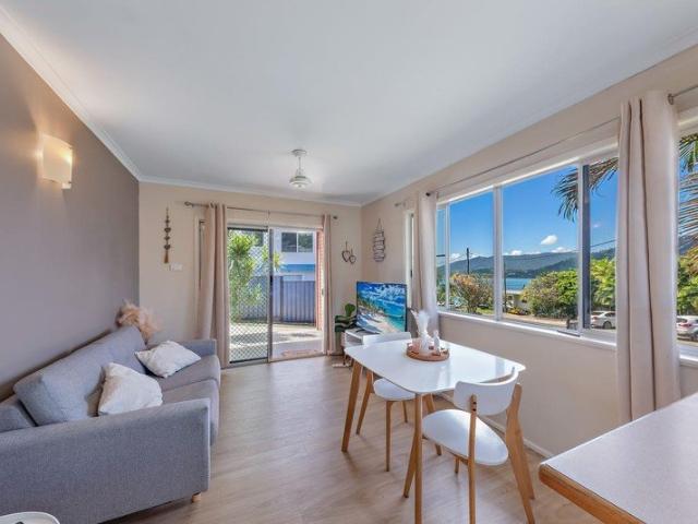 Charming 2 Bedroom unit with ocean views in Airlie Beach