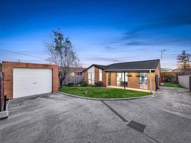 Charming 2 Bedroom Unit with Garage and Private Backyard