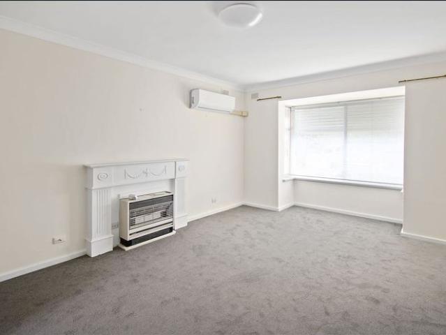 Charming 2 Bedroom Unit with Private Courtyard & Parking