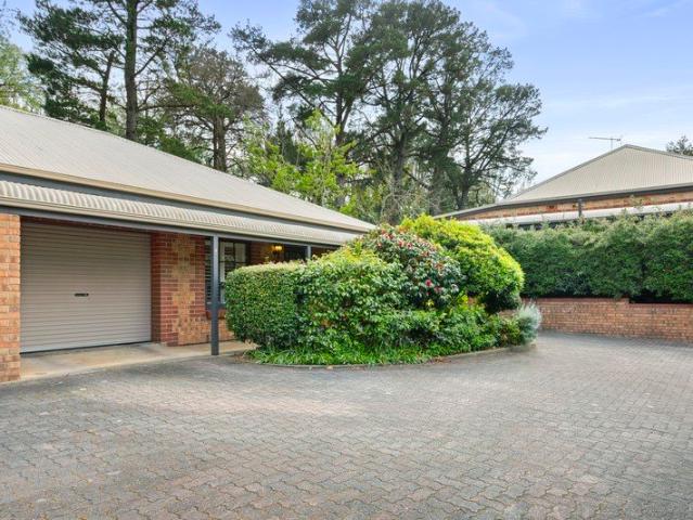 Charming 2 Bedroom Unit with Private Courtyard