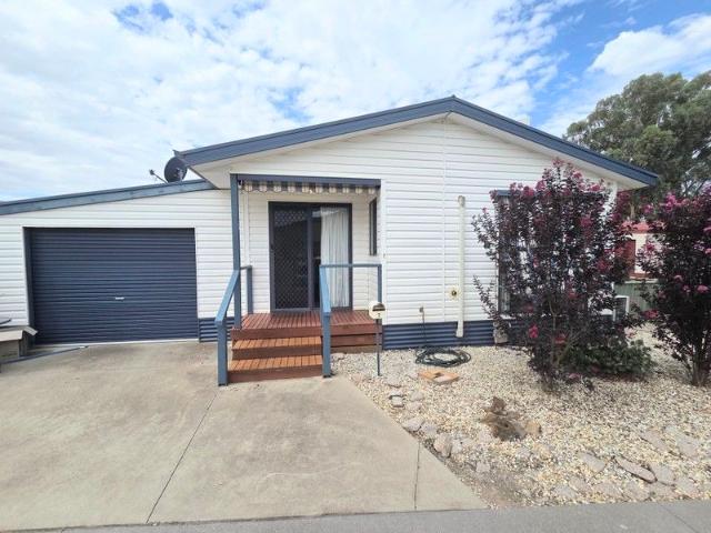 Charming 2 Bedroom Unit in the Desirable Murray Haven Village