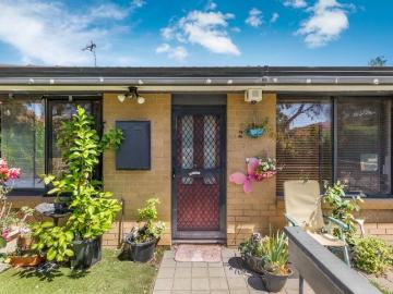 2 BEDROOM UNIT IN THE HEART OF HEATHCOTE