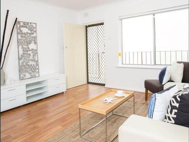 Charming 2 Bedroom Unit in a Convenient Location