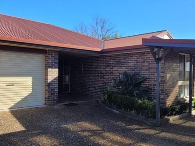 Charming 2 Bedroom Unit in a Prestigious South Hill Location with Lawn Maintenance and Water Included! Welcome to 2/3 Kilkenny Close, Armidale!