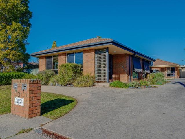 Charming 2 Bedroom Unit in Block of Two