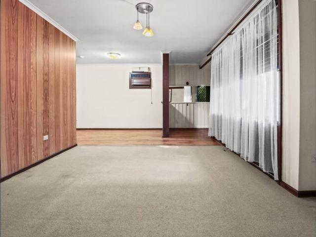 Charming 2 Bedroom Unit in Convenient Location