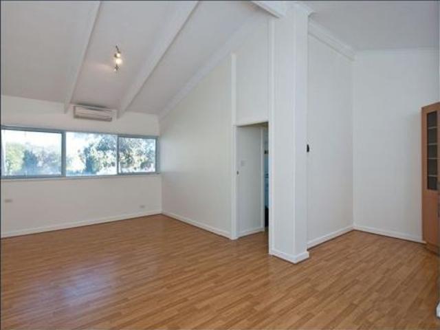 Charming 2 Bedroom Unit in Prime Glenside Location!