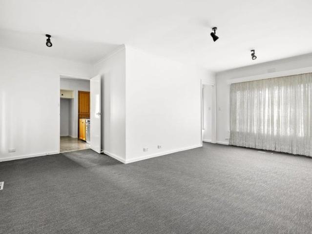 Charming 2 Bedroom Unit in Prime Location