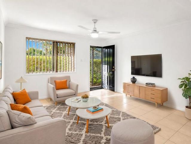 Charming 2 Bedroom Unit in Quiet Complex – Perfect Location