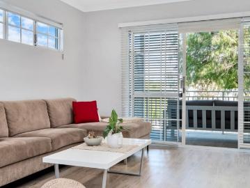 Charming 2 Bedroom Unit on Top Floor!