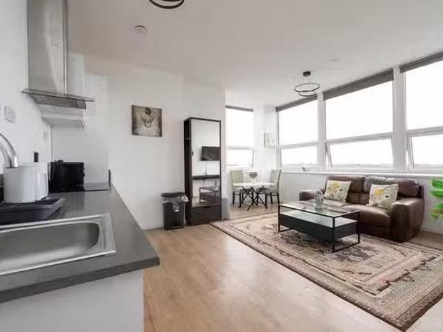 Cozy 2 BR Halfords Lane