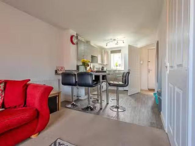 Charming 2 BR Lloyd Close
