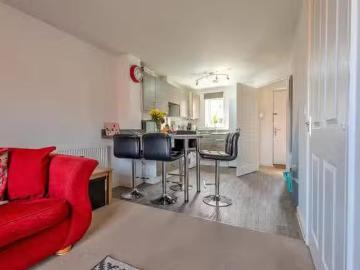 Charming 2 BR Lloyd Close