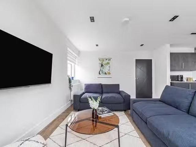 Charming 2 BR The Avenue