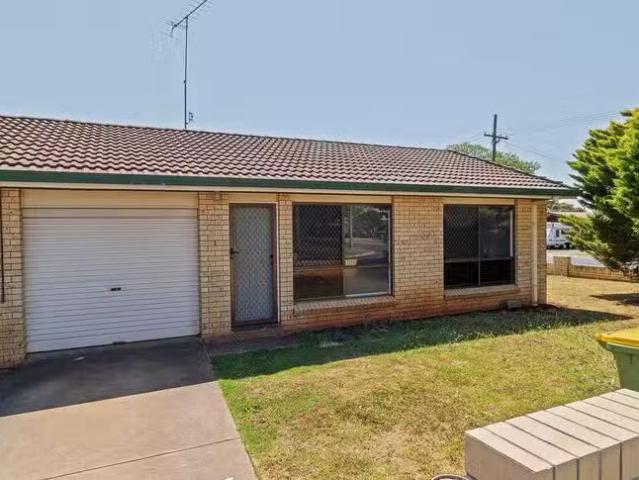 Nice 2 BR UNIT 1/1 Smithfield Street, Harristown, QLD 4350