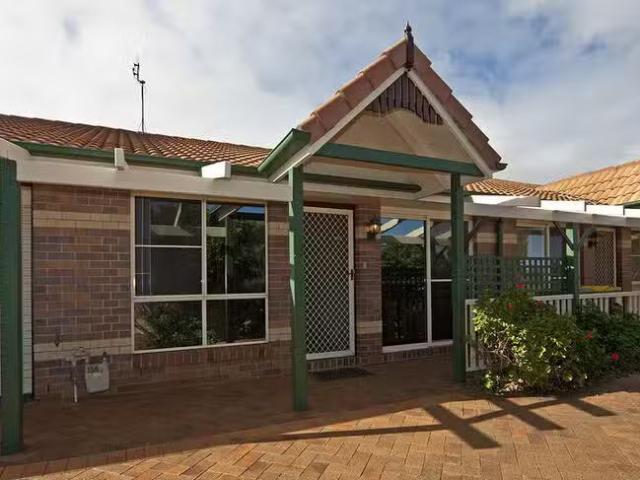 Just in! 2 BR UNIT 2/2 Brunckhorst Drive, Kearneys Spring, QLD.