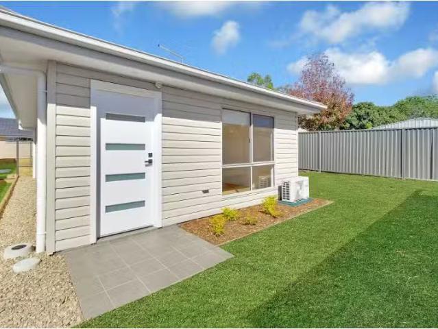 For Rent! 2 BR 14A Constance Street, Thirlmere House for rent.