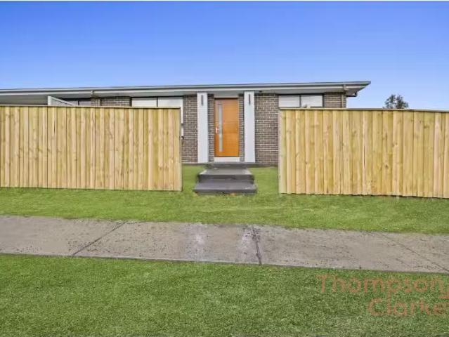 Cheap 2 BR 1/7 Aquata Street, Chisholm Apartment for rent Lis.