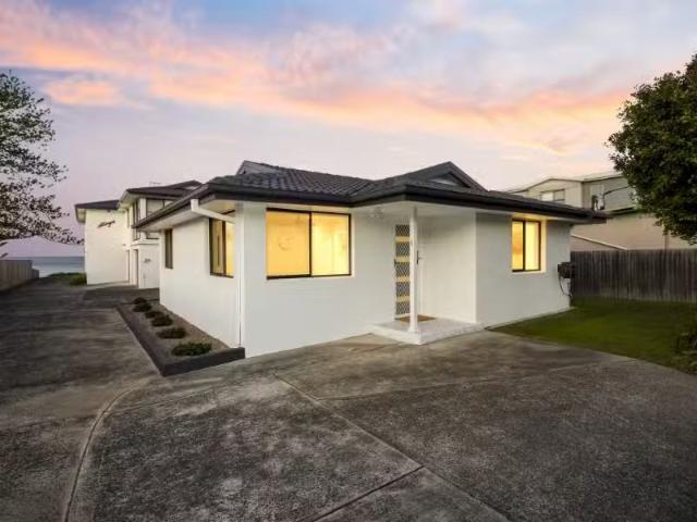 Nice 2 BR 1/84 Ocean Parade, The Entrance Apartment for rent.