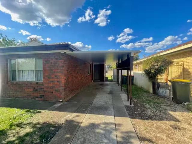 Cozy 2 BR 1/104 Robert St, South Tamworth Apartment for rent.