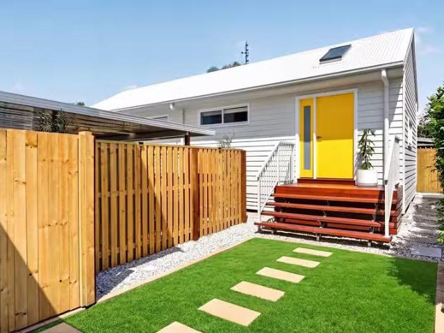 Charming 2 BR 1/24 Donald Avenue, PARADISE POINT, QLD 4216 A.