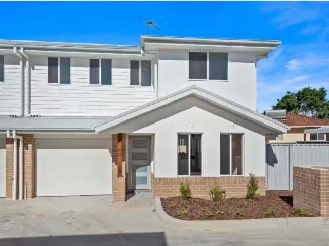 Charming 2 BR 13/6b Lincoln Road, Port Macquarie Townhouse for.