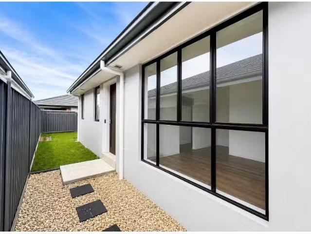 Charming 2 BR 2/46 Windermere Road, LOCHINVAR Property for ren.